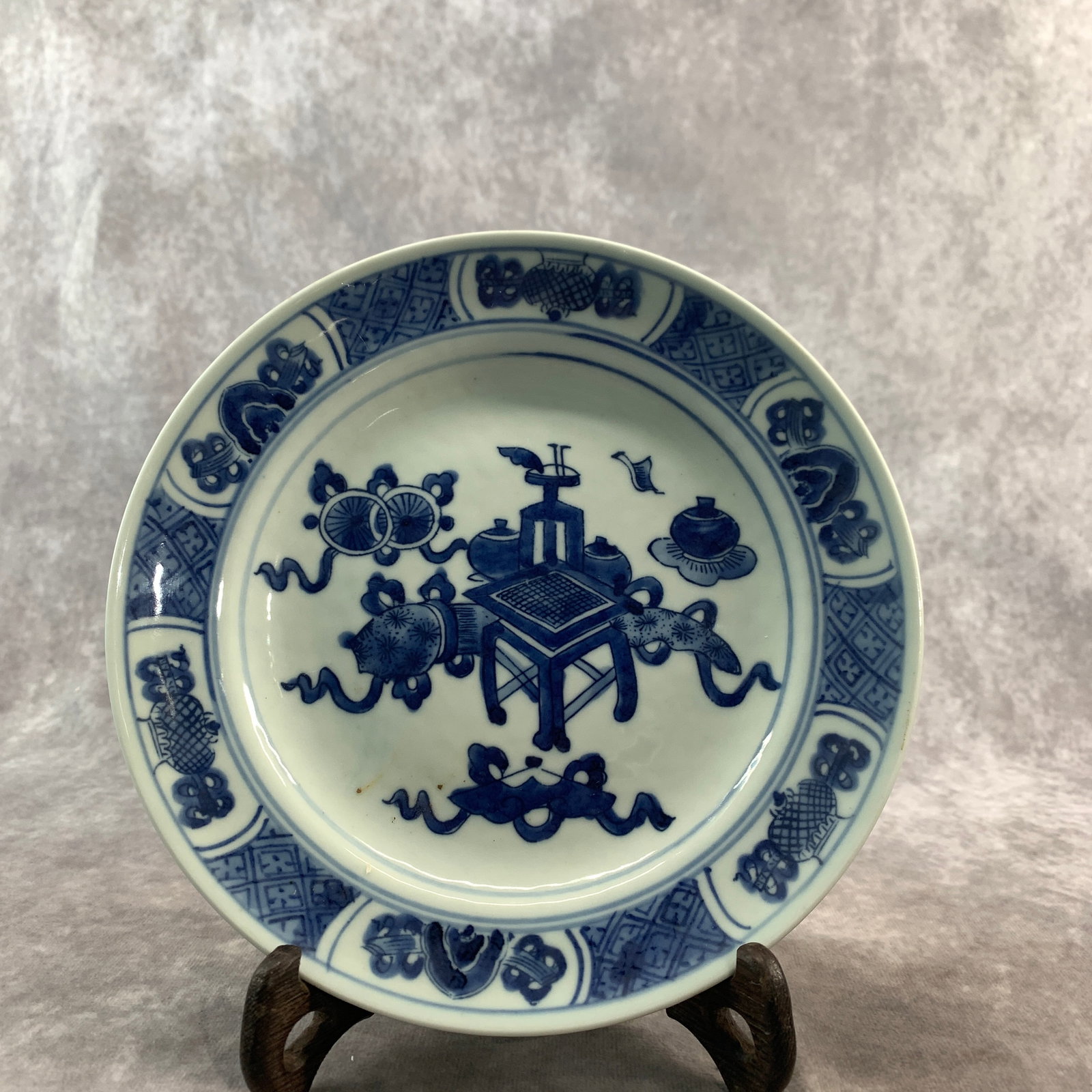 A FINE KRAAK-STYLE BLUE AND WHITE PORCELAIN PLATE