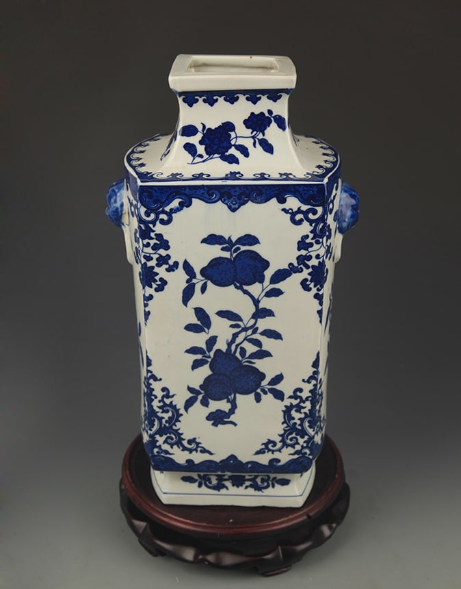 A FINE BLUE-AND-WHITE FLORAL PATTERN PORCELAIN VASE: Qing Dynasty Qian Long Period; High: 13.25 inch; Width: 5.0 inch; Wooden base for diplay only