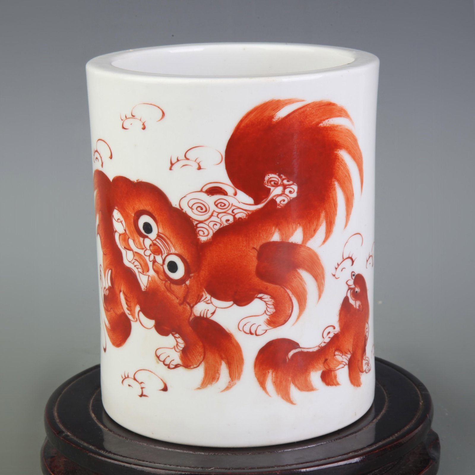 FAMILLE ROSE AUSPICIOUS BEAST PATTERN BRUSH PORCELAIN POT: Qing Dynasty Tong Zhi Period; Diameter: 4.7 inch; High: 5.9 inch; Wooden base for diplay only