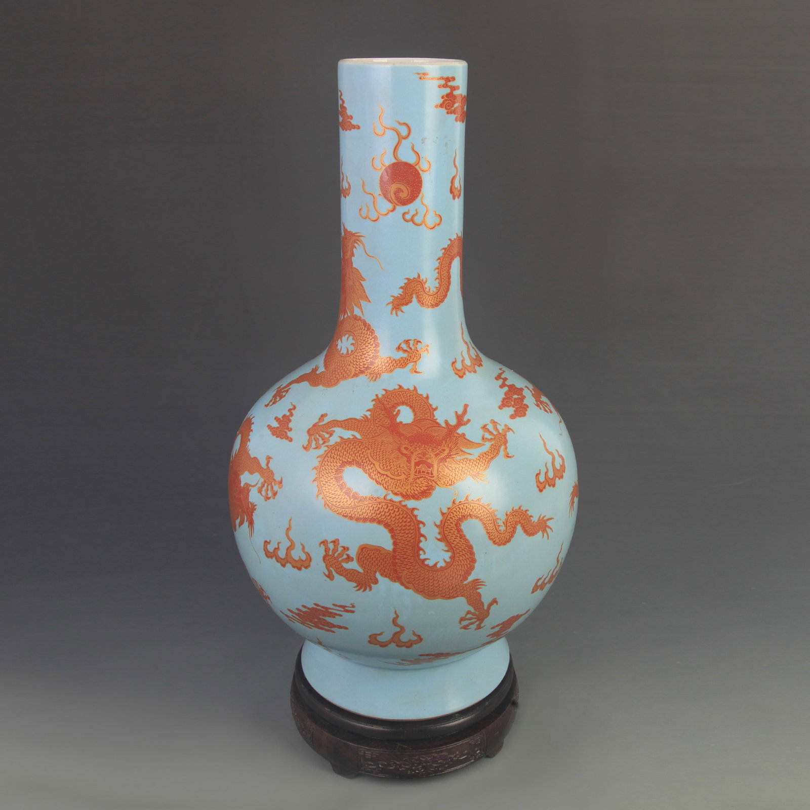 A FINE FAMILLE ROSE DRAGON MOTIF GLOBAL STYLE PORCELAIN VASE