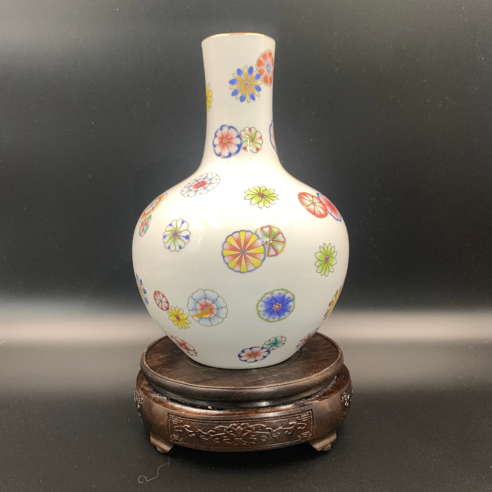 A DOUCAI PORCELAIN VASE WITH SCATTERED FLORAL MEDALLIONS