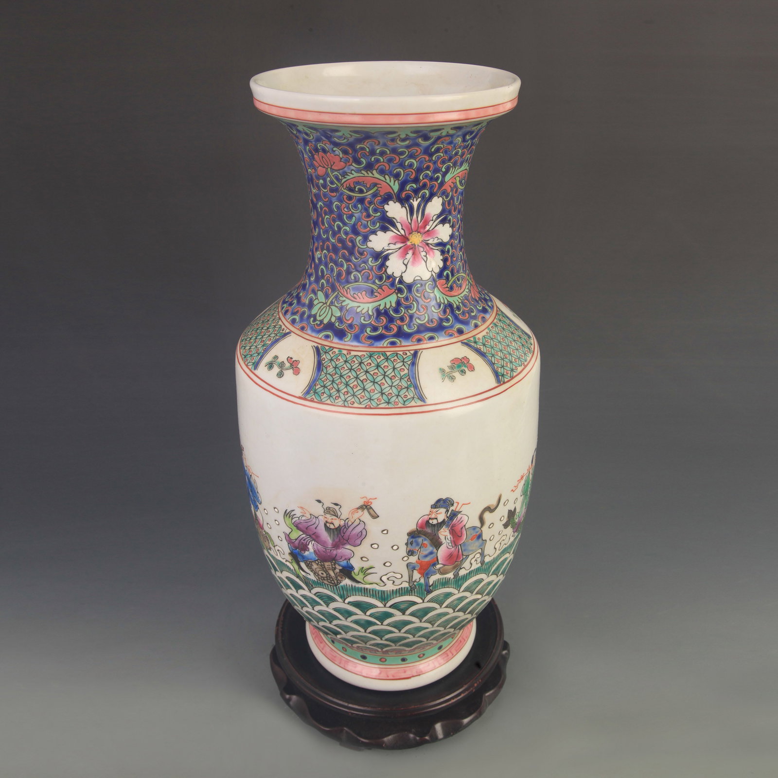 A FINE FAMILLE ROSE EIGHT IMMORTALS FIGURE LARGE VASE