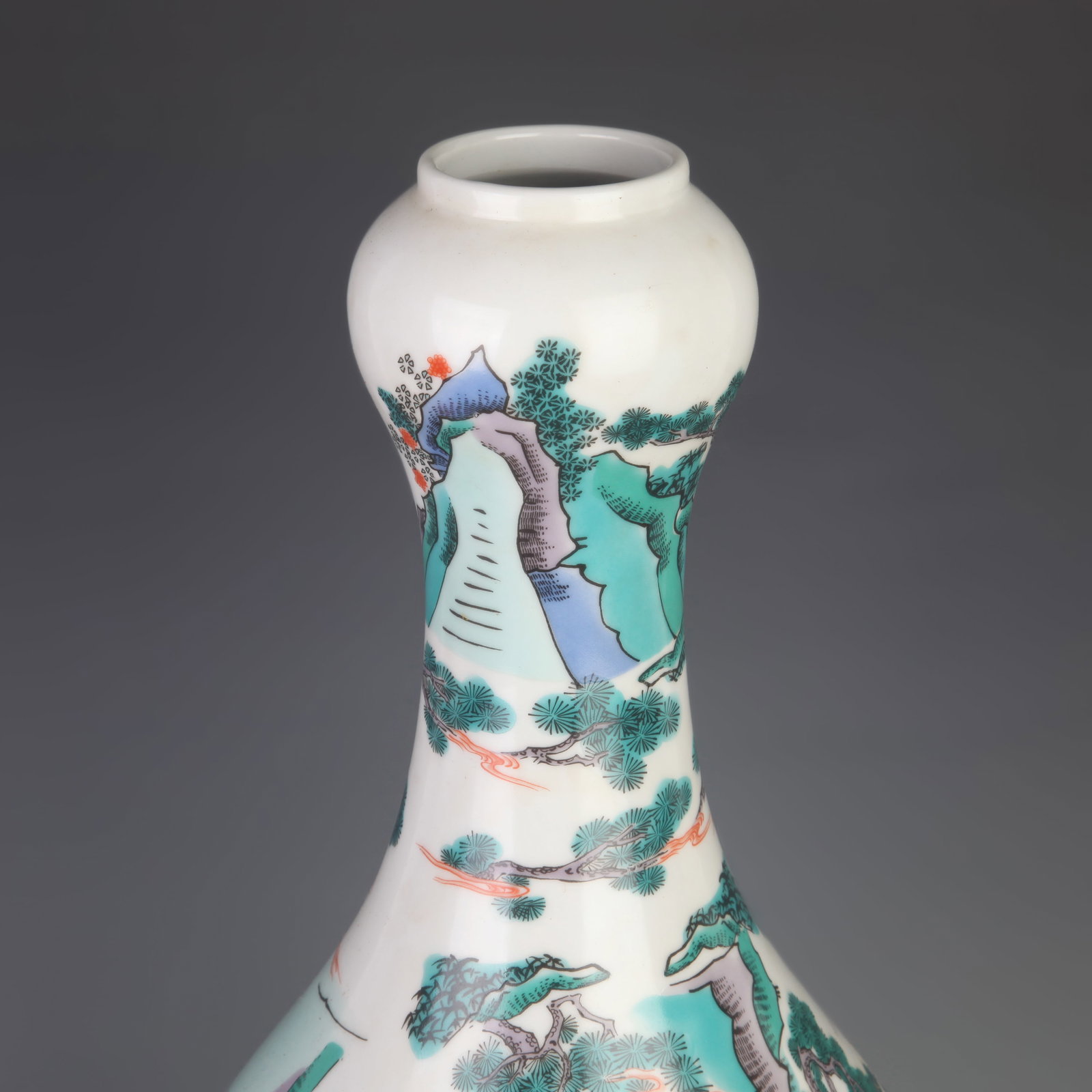 A FAMILLE ROSE GARLIC-HEAD PORCELAIN VASE WITH FIGURAL DECORATION