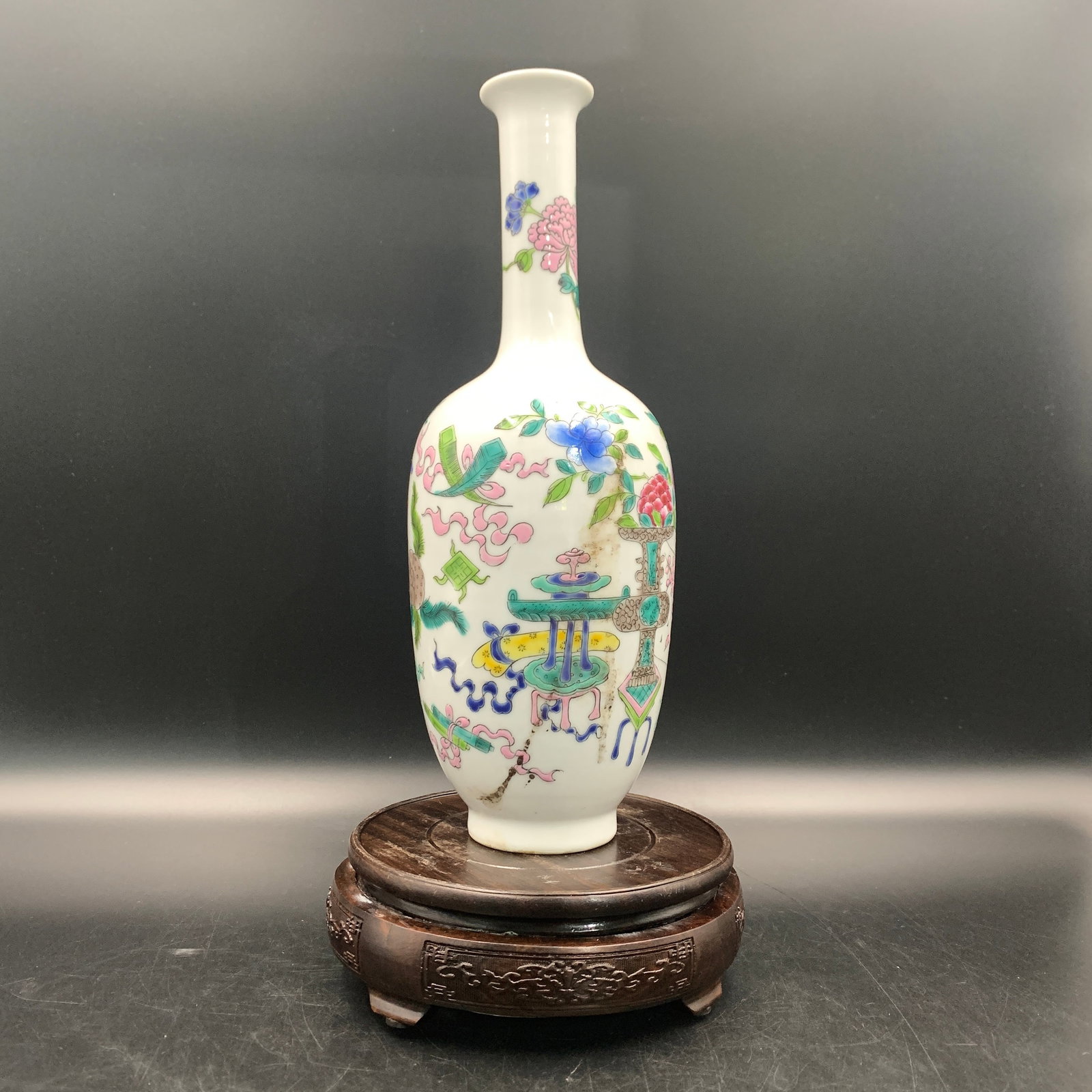 A FINE FAMILLE ROSE LONG-NECK PORCELAIN BOTTLE VASE