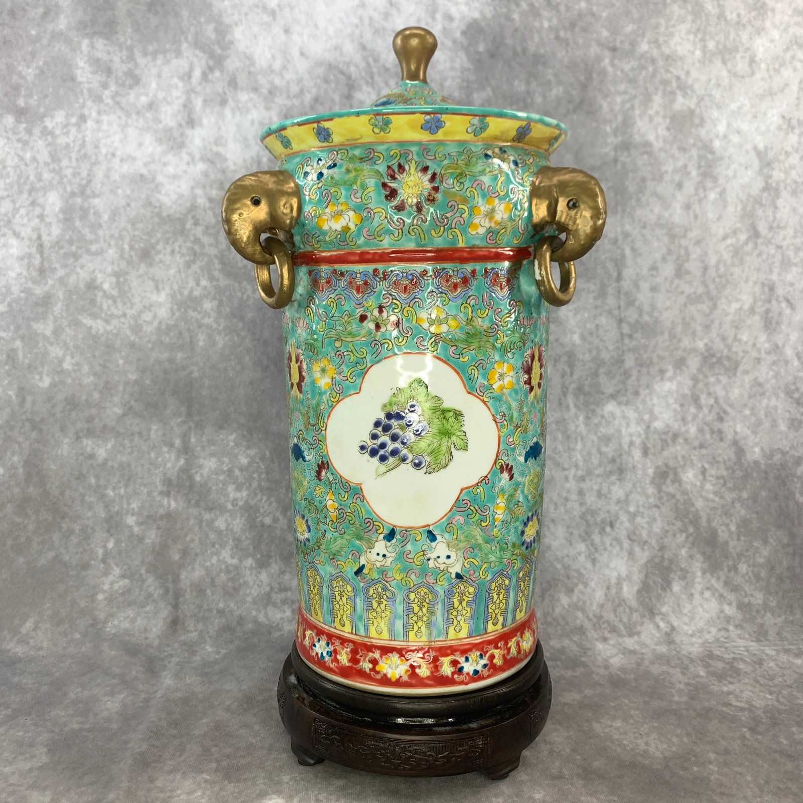 A FINE FAMILLE ROSE TURQUOISE-GROUND 'GRAPES AND ELEPHANT-EAR' LIDDED JAR