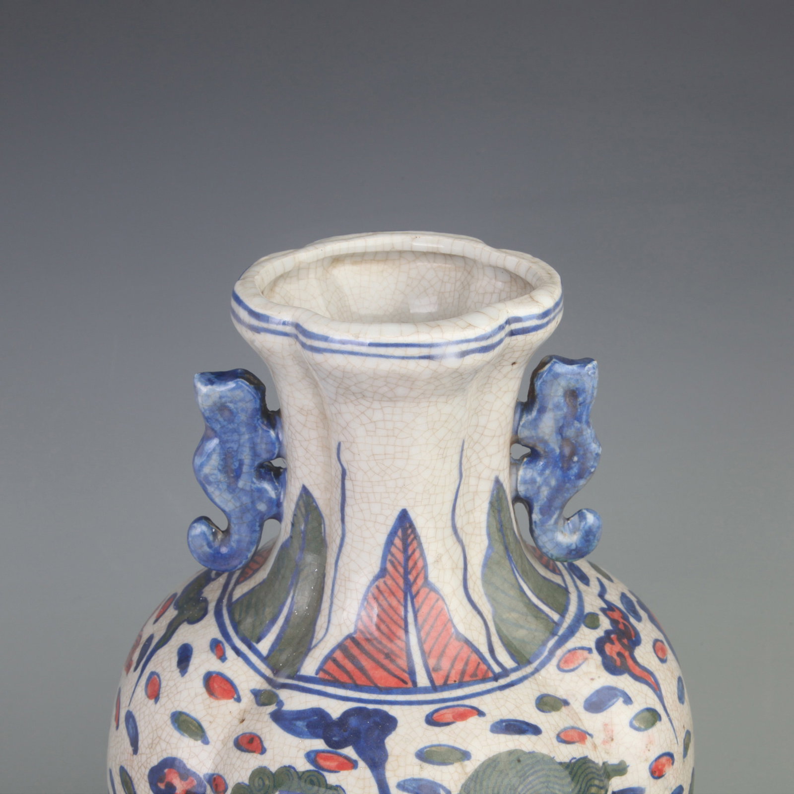 A FINE FAMILLE VERTE ANIMAL PATTERN PORCELAIN VASE