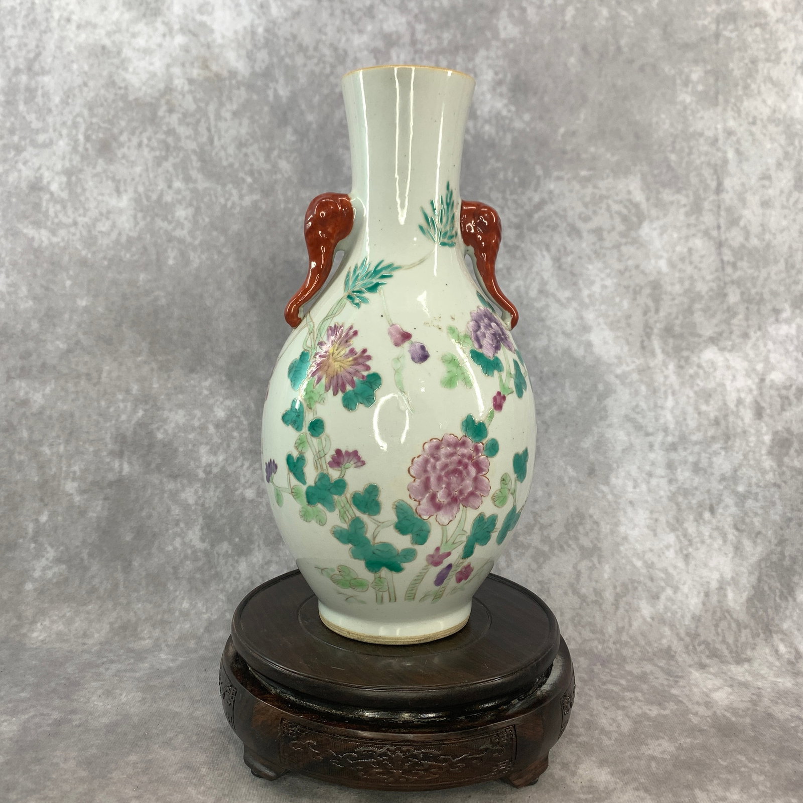 FAMILLE ROSE ENAMEL PORCELAIN VASE WITH FLORAL MOTIF