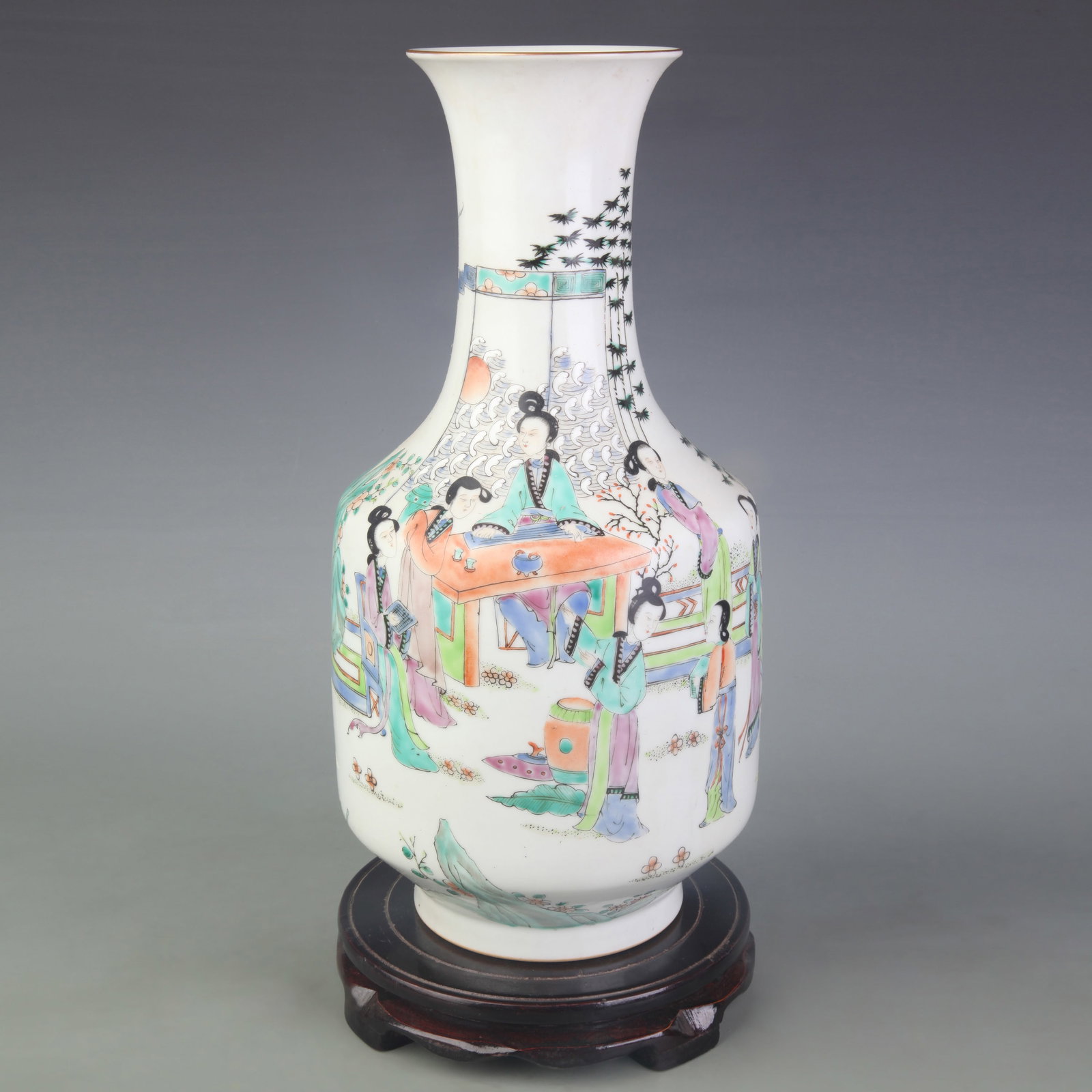 A FAMILLE ROSE ENAMELLED PORCELAIN VASE WITH FIGURAL DECORATION