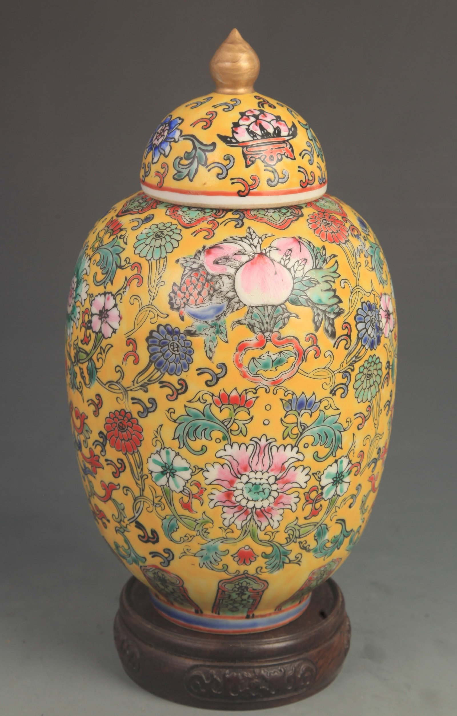 A FINE YELLOW GROUND FAMILLE ROSE COLOR PORCELAIN JAR