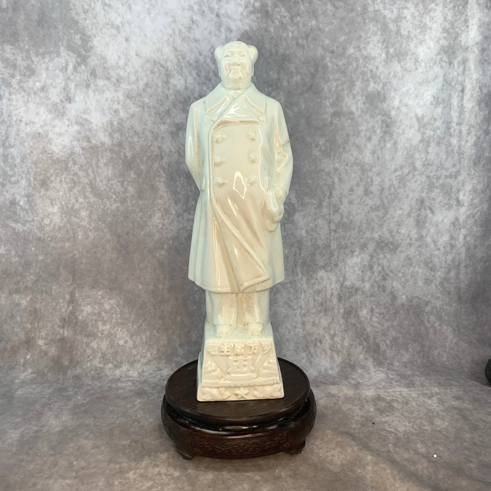 A FINE DEHUA-TYPE WHITE GLAZED PORCELAIN STATUE OF CHAIRMAN MAO ZE DONG