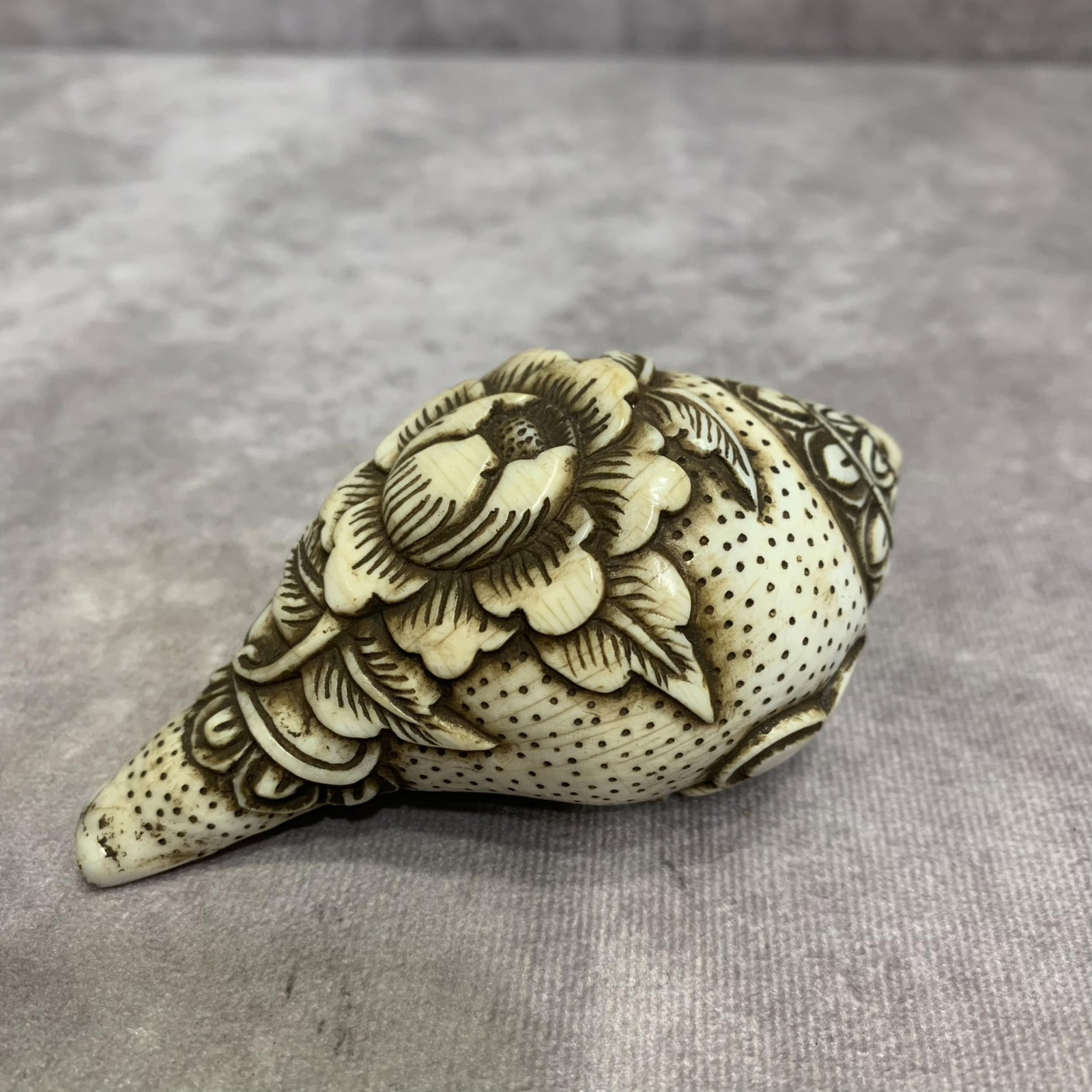 A FINELY CARVED TIBETAN BUDDHISM RITUAL CONCH SHELL