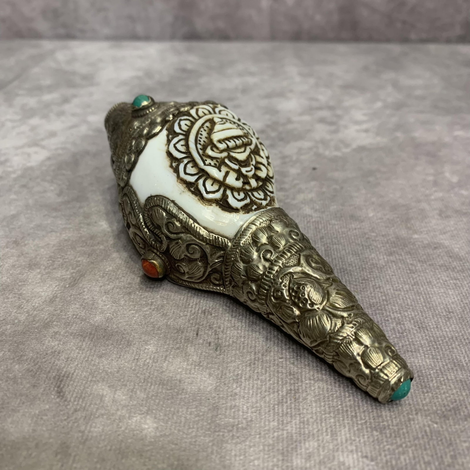 A FINELY CARVED TIBETAN BUDDHISM RITUAL CONCH SHELL
