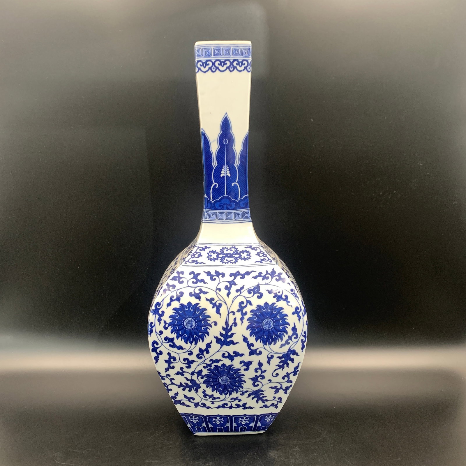 BLUE AND WHITE HEXAGONAL GARLIC-HEAD NECK PORCELAIN VASE