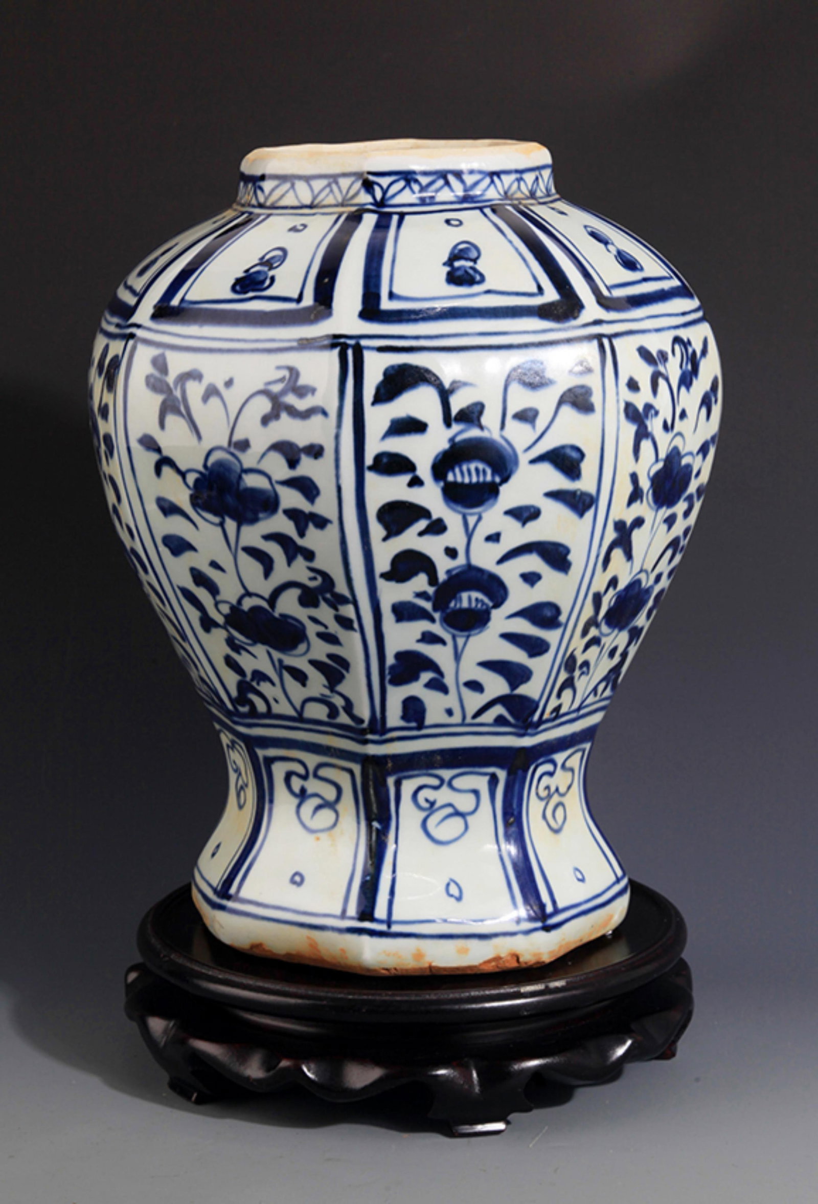 A BLUE AND WHITE OCTAGONAL FLORAL PATTERN PORCELAIN JAR