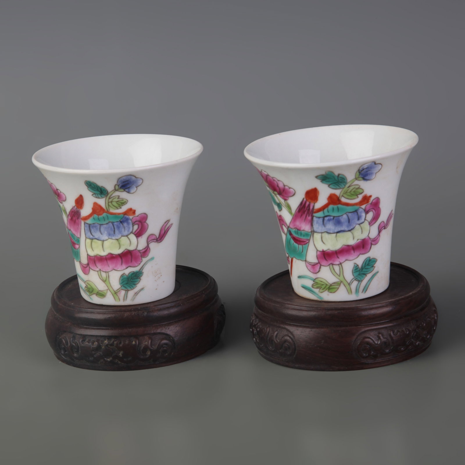 PAIR OF FAMILLE ROSE SMALL PORCELAIN BOWLS WITH FLORAL DECORATION