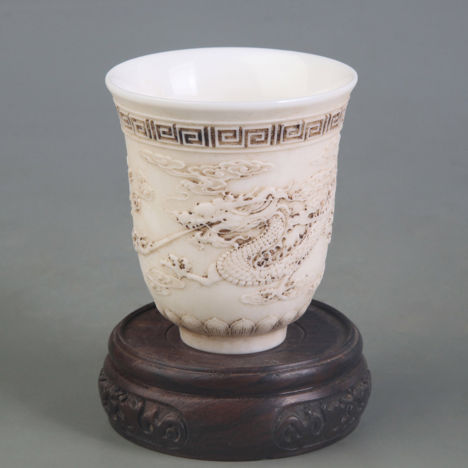 A DEHUA WHITE GLAZED PORCELAIN DRAGON PATTERN CUP