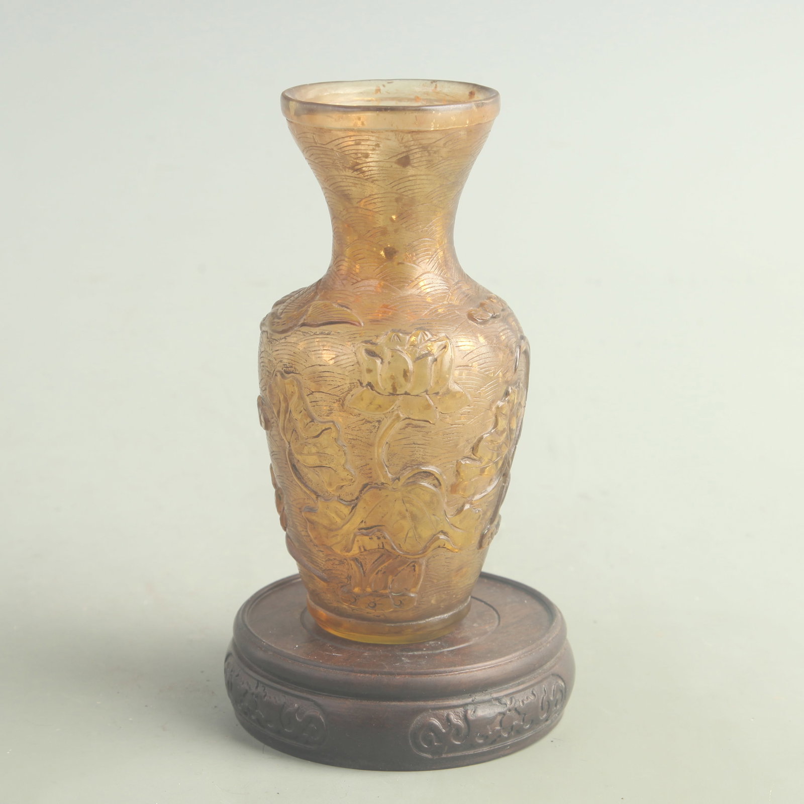 GOLD-SPRINKLED TRANSPARENT GLASS AUSPICIOUS BIRD AND LOTUS VASE