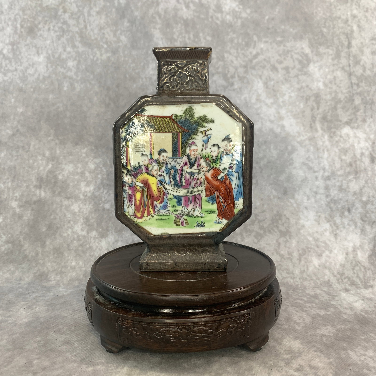 FAMILLE ROSE FIGURES SCROLL PAINTING SQUARE-FORM MOONFLASK