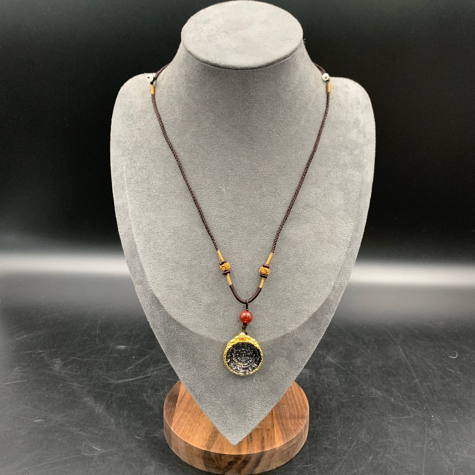 A FINELY MADE TIBETAN BUDDHISM PENDANT