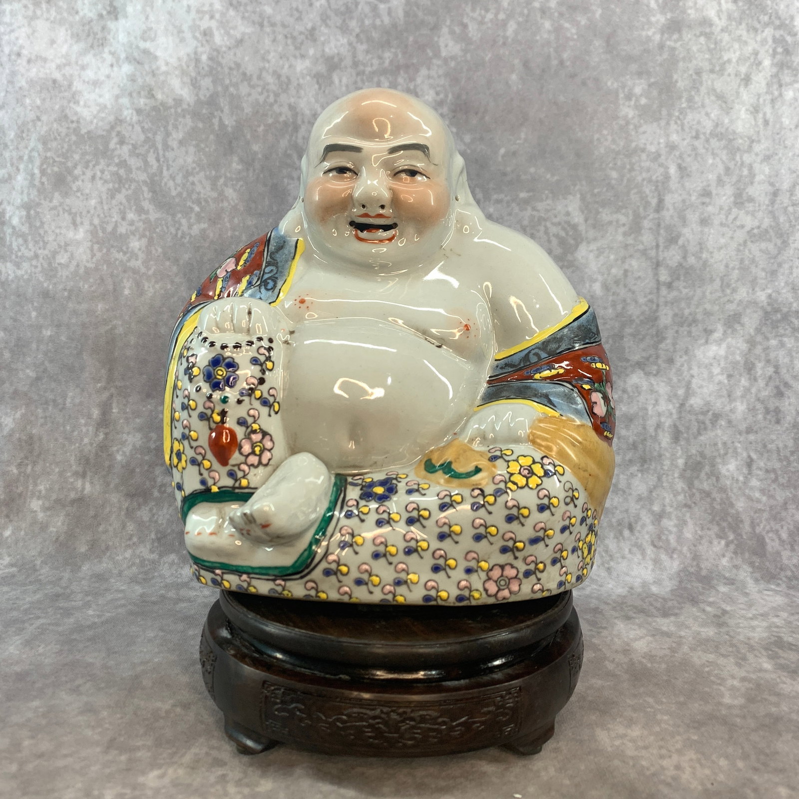 A FAMILLE ROSE BUDAI (LAUGHING BUDDHA) FIGURINE