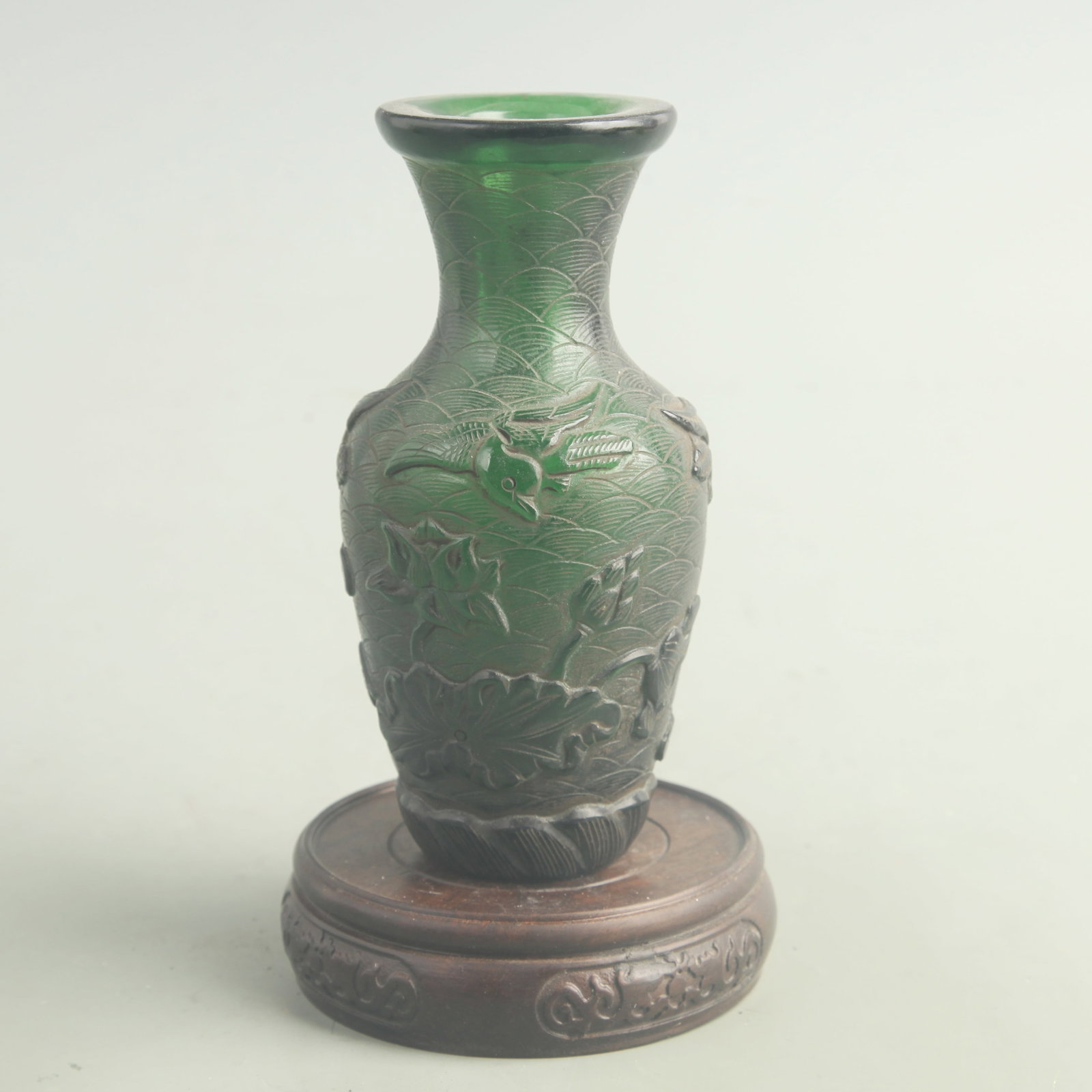 A FINE GREEN COLORED GLASS VASE WITH MANDARIN DUCK PATTERN