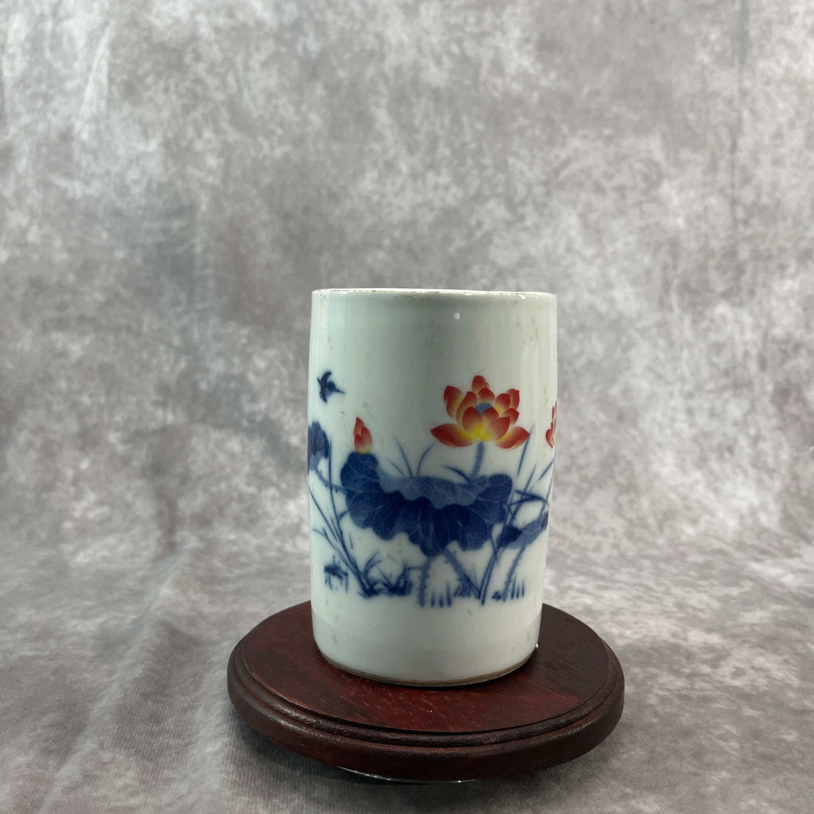 A FINE BLUE AND WHITE AND UNDERGLAZE-RED 'LOTUS' BRUSH POT, BITONG