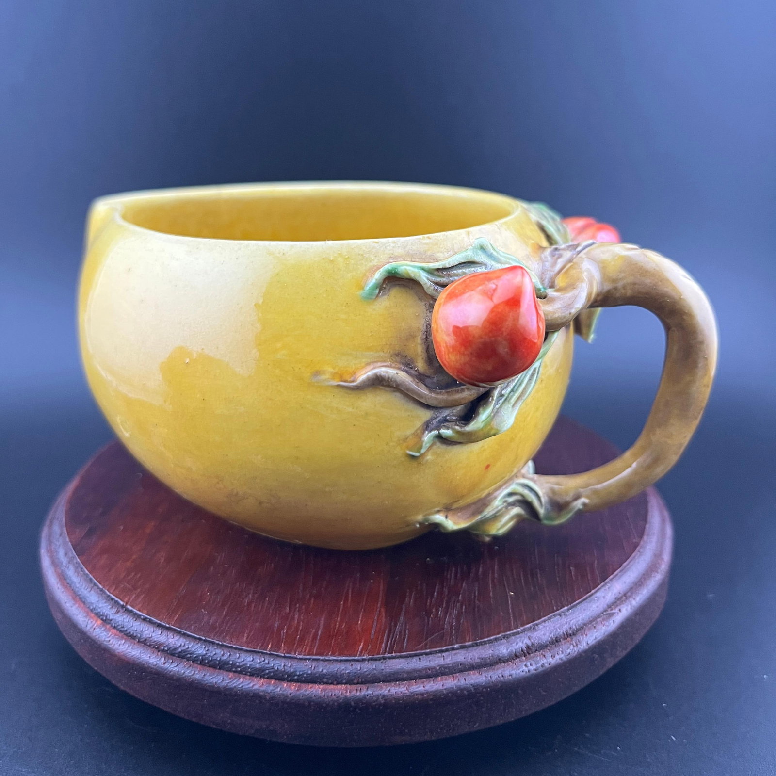 A FINE YELLOW GLAZED PORCELAIN "LONGEVITY PEACH" WATER DROPPER