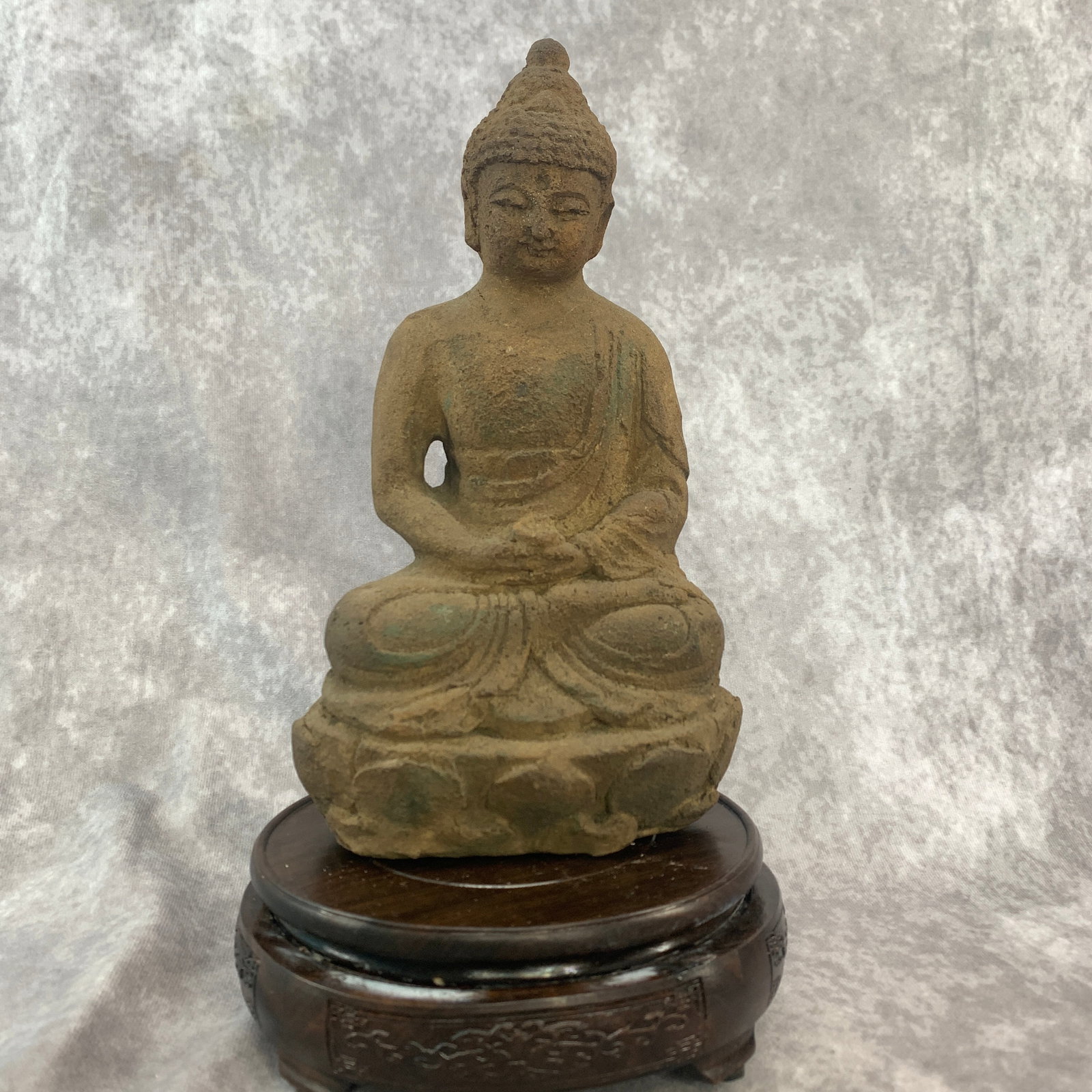 A FINE WOOD CARVING SHAKYAMUNI BUDDHA STATUE: Long: 5.5 inch; Width: 3.1 inch; High: 9.4 inch; Wooden base for diplay only