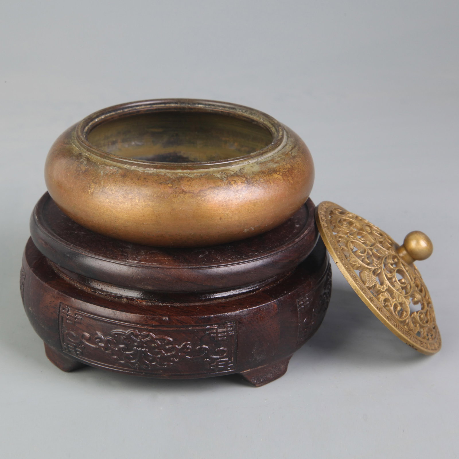 A FINELY CARVED FLOWER PATTERN BRONZE INCENSE BURNER
