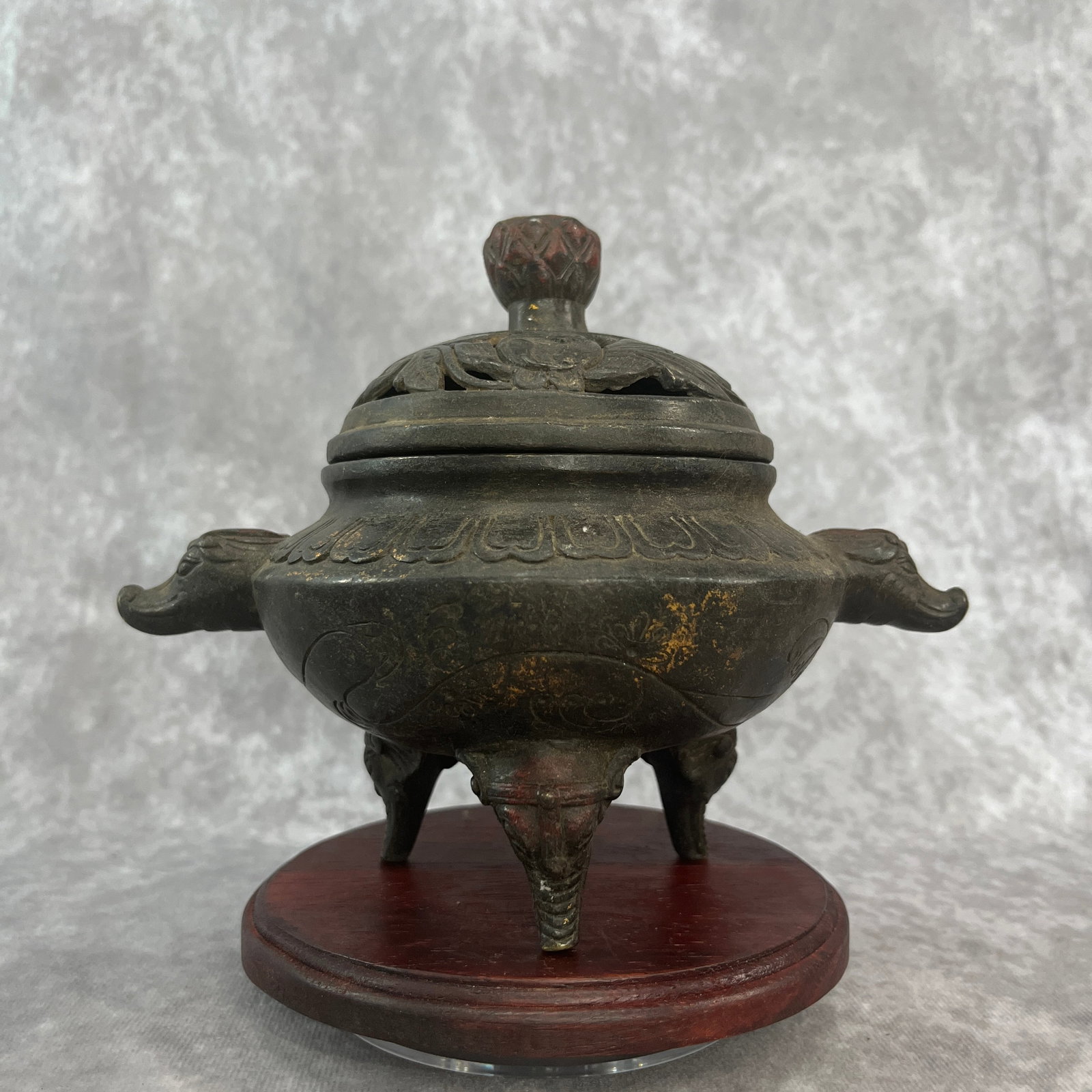 A FINE DOUBLE BEAST HEAD HANDLE TRIPOD BRONZE CENSER