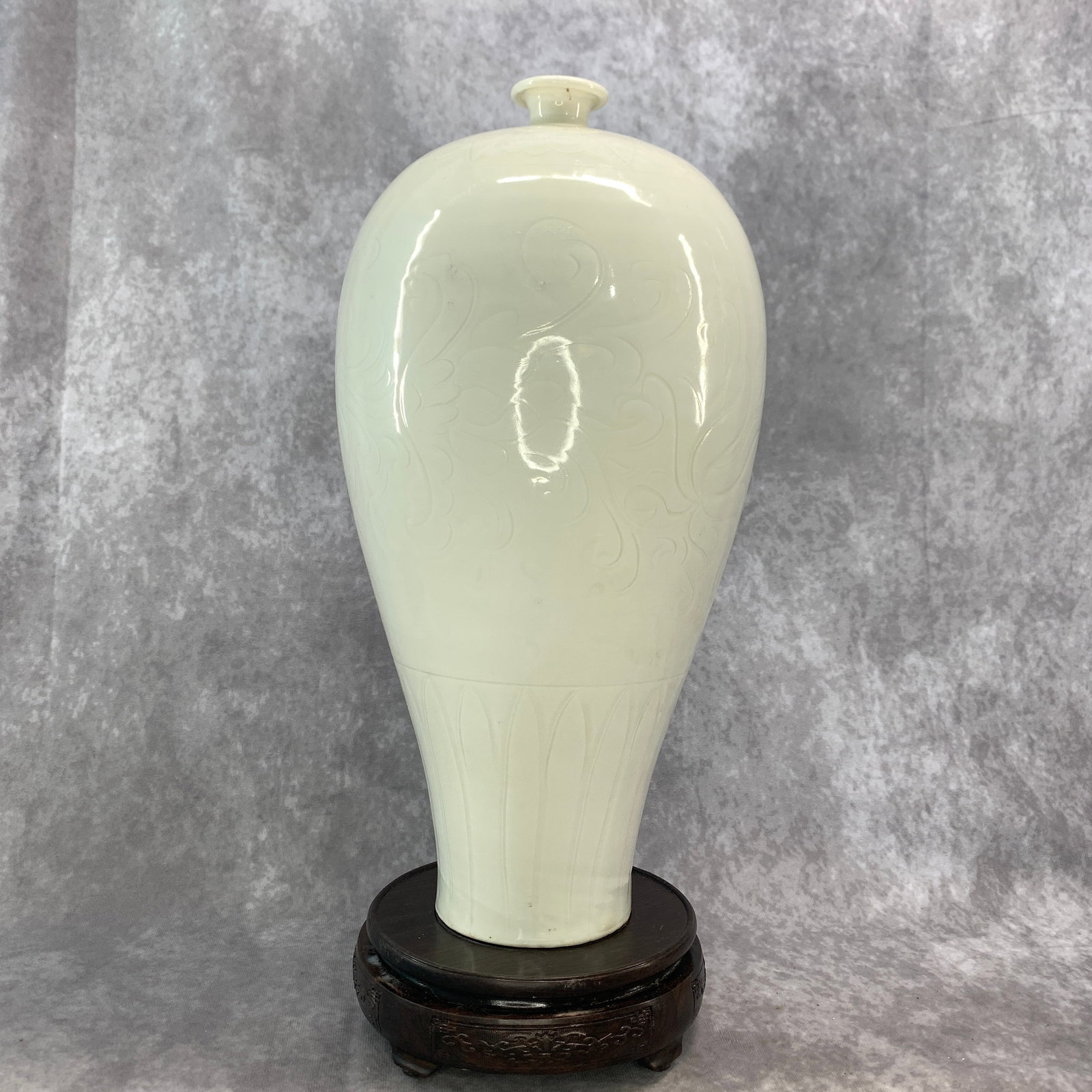 A FINE CREAM-GLAZED CARVED 'MEIPING' PORCELAIN VASE