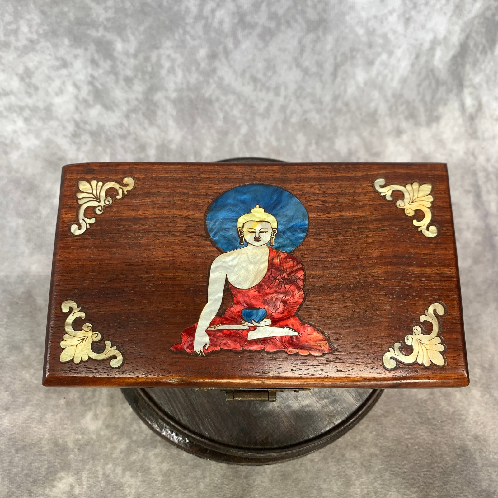 MOTHER-OF-PEARL INLAID 'SHAKYAMUNI BUDDHA' RECTANGULAR BOX