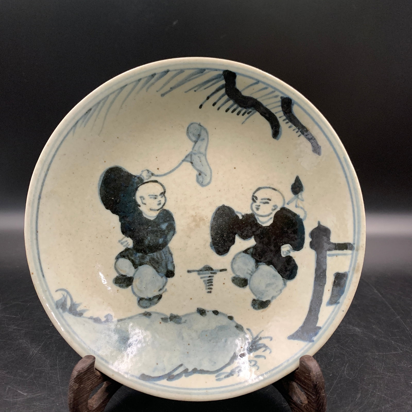 A FINE BLUE AND WHITE 'BOYS AT PLAY' PORCELAIN DISH