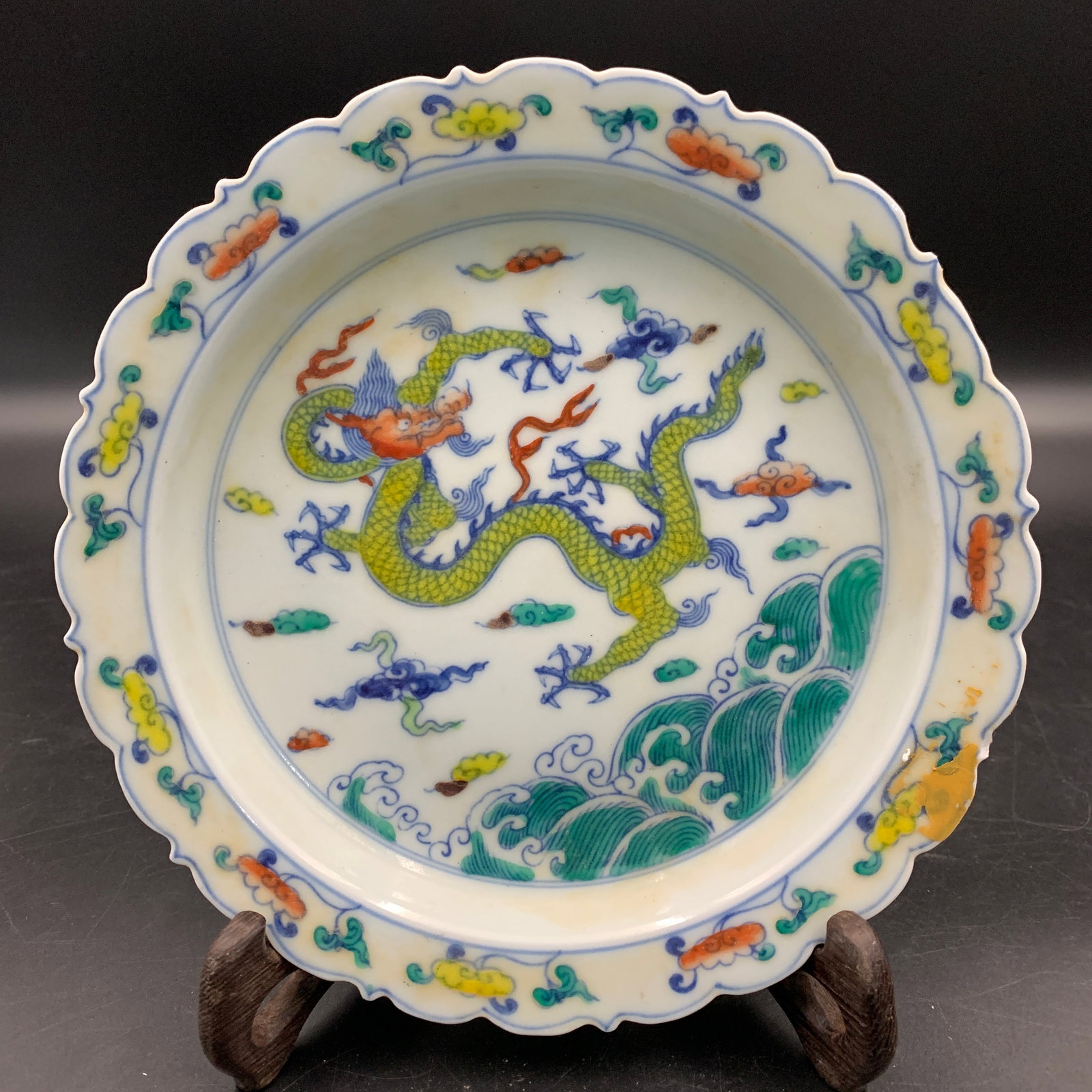 A FINE WUCAI 'DRAGON AND WAVES' FOLIATED PORCELAIN PLATE