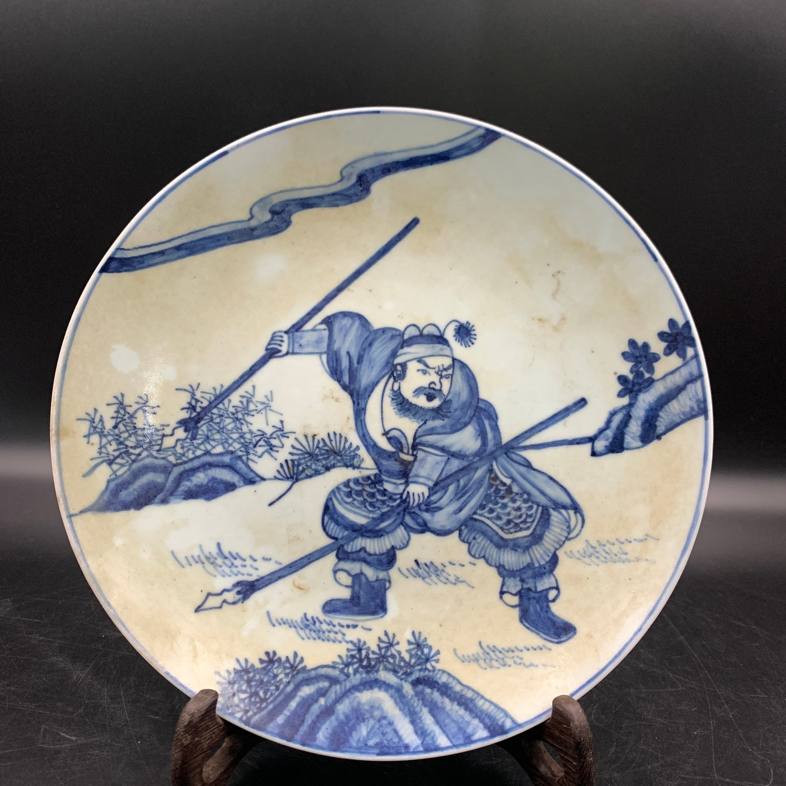 A FINE BLUE AND WHITE 'WARRIOR' PATTERN PORCELAIN PALTE