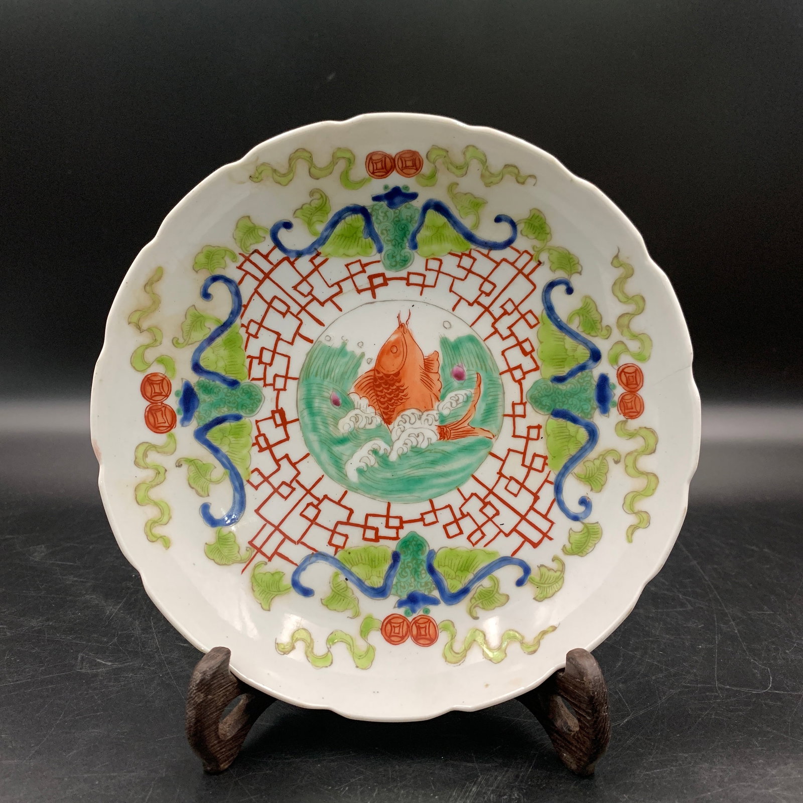 A FINE FAMILLE VERTE 'CARP AND AUSPICIOUS EMBLEMS' PORCELAIN PLATE: Ming Dynasty Style; High: 1.6 inch; Diameter: 7.4 inch; Wooden base for diplay only