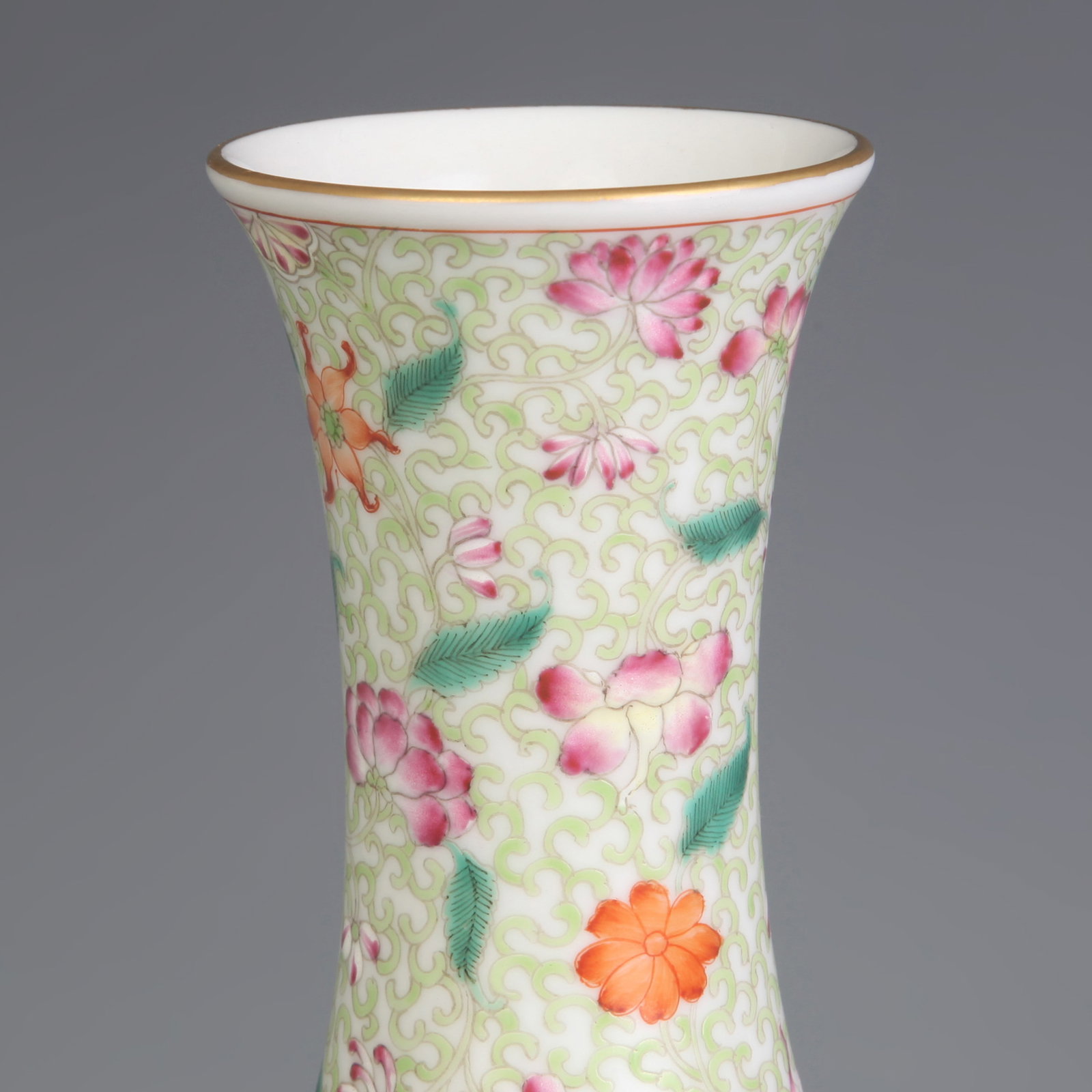 FAMILLE ROSE GLAZED FLOWER AND BIRD PATTERN GLOBE PORCELAIN VASE