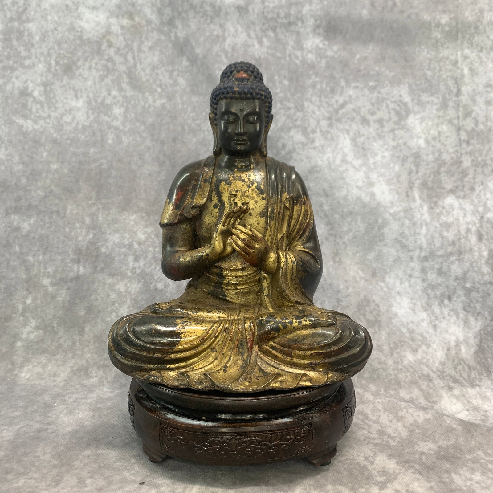 A FINE BRONZE VAIROCHANA BUDDHA STATUE: Qing Dynasty; Long: 7 inch; Width: 5.3 inch; High: 8.7 inch; Wooden base for diplay only