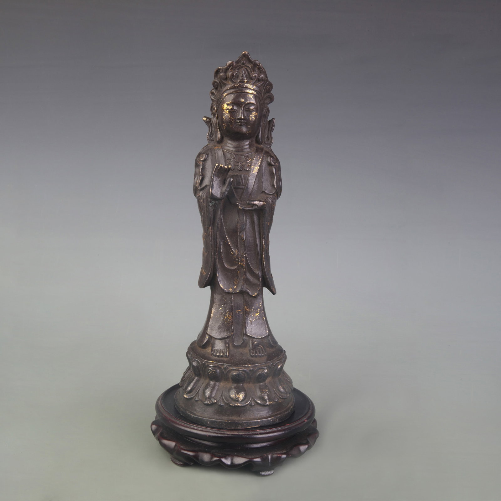 A FINE BRONZE STANDING GUANYIN FIGURE: Qing Dynasty; High: 10.6 inch; Wooden base for diplay only