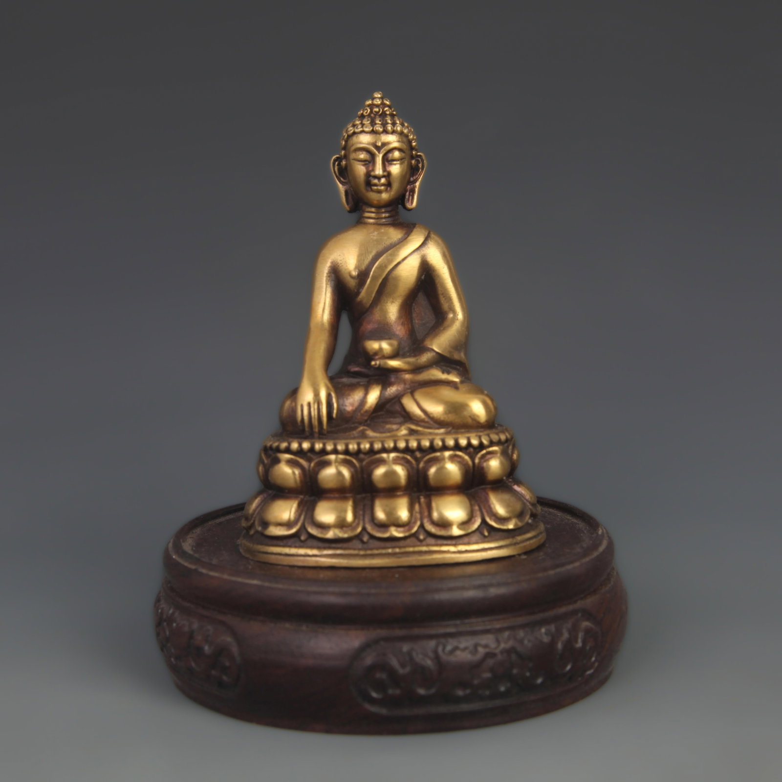A SMALL BRONZE STATUE OF SEATED SIDDHARTHA GAUTAMA
