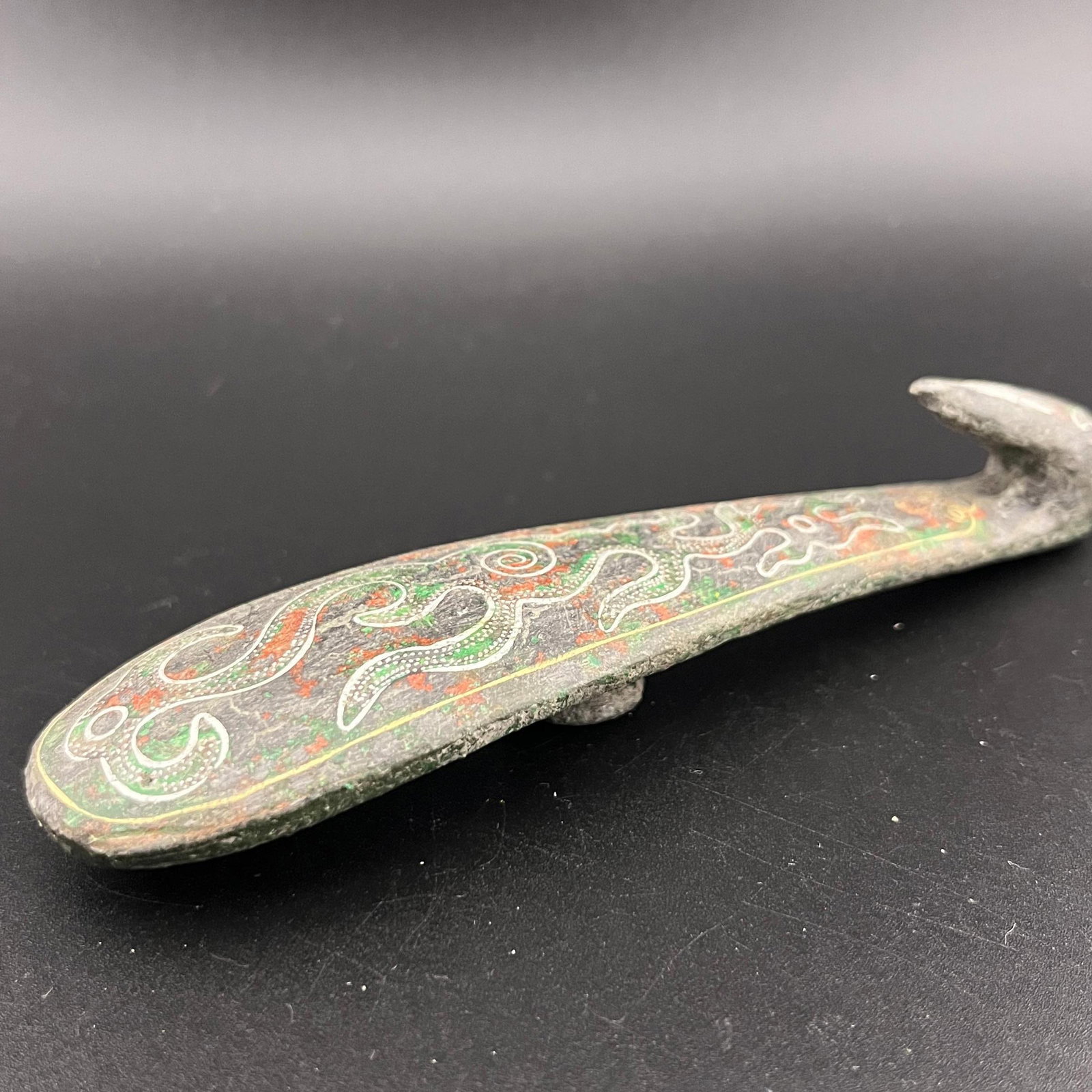 A FINE SILVER INLAYED BRONZE GARMENT HOOK - 3