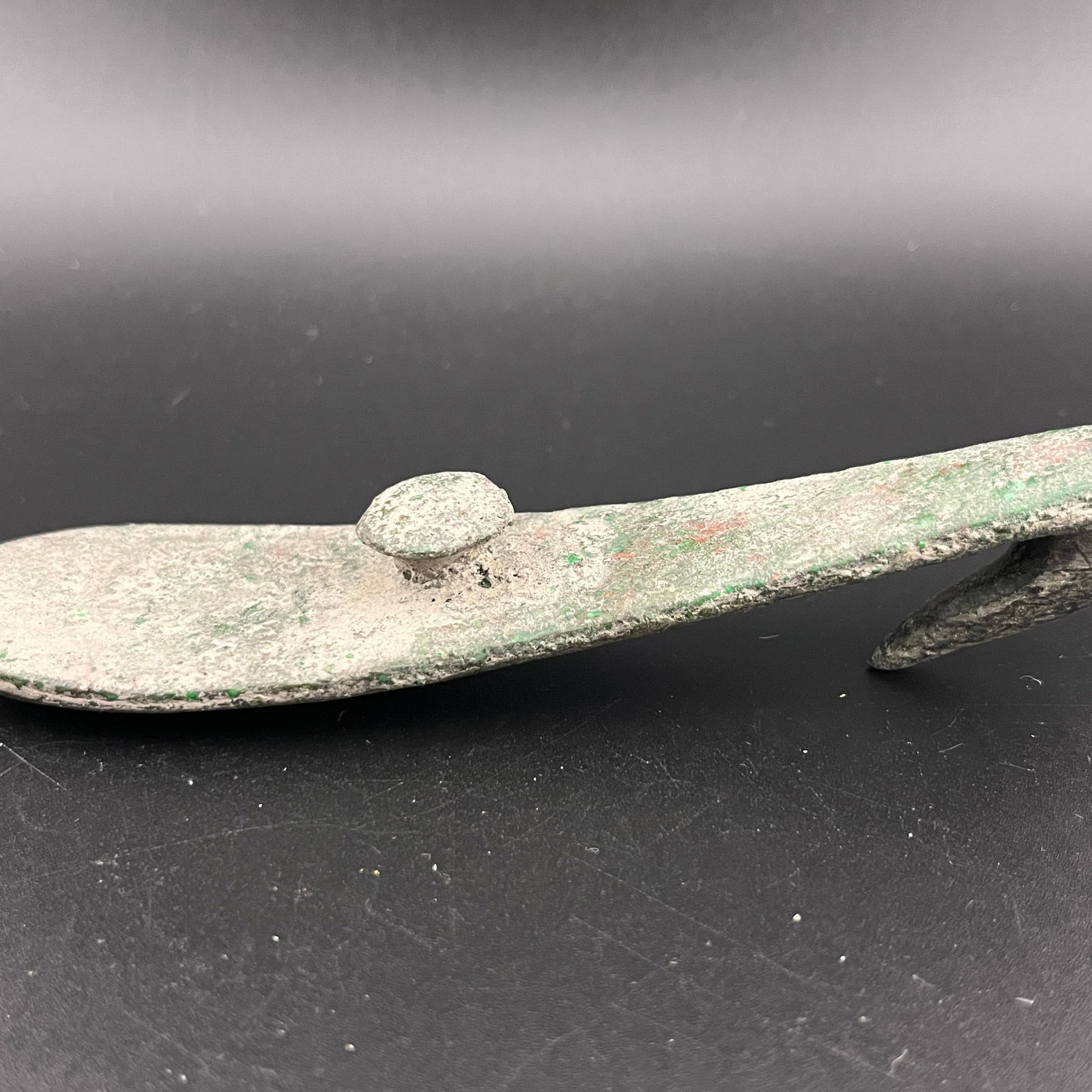 A FINE SILVER INLAYED BRONZE GARMENT HOOK - 7