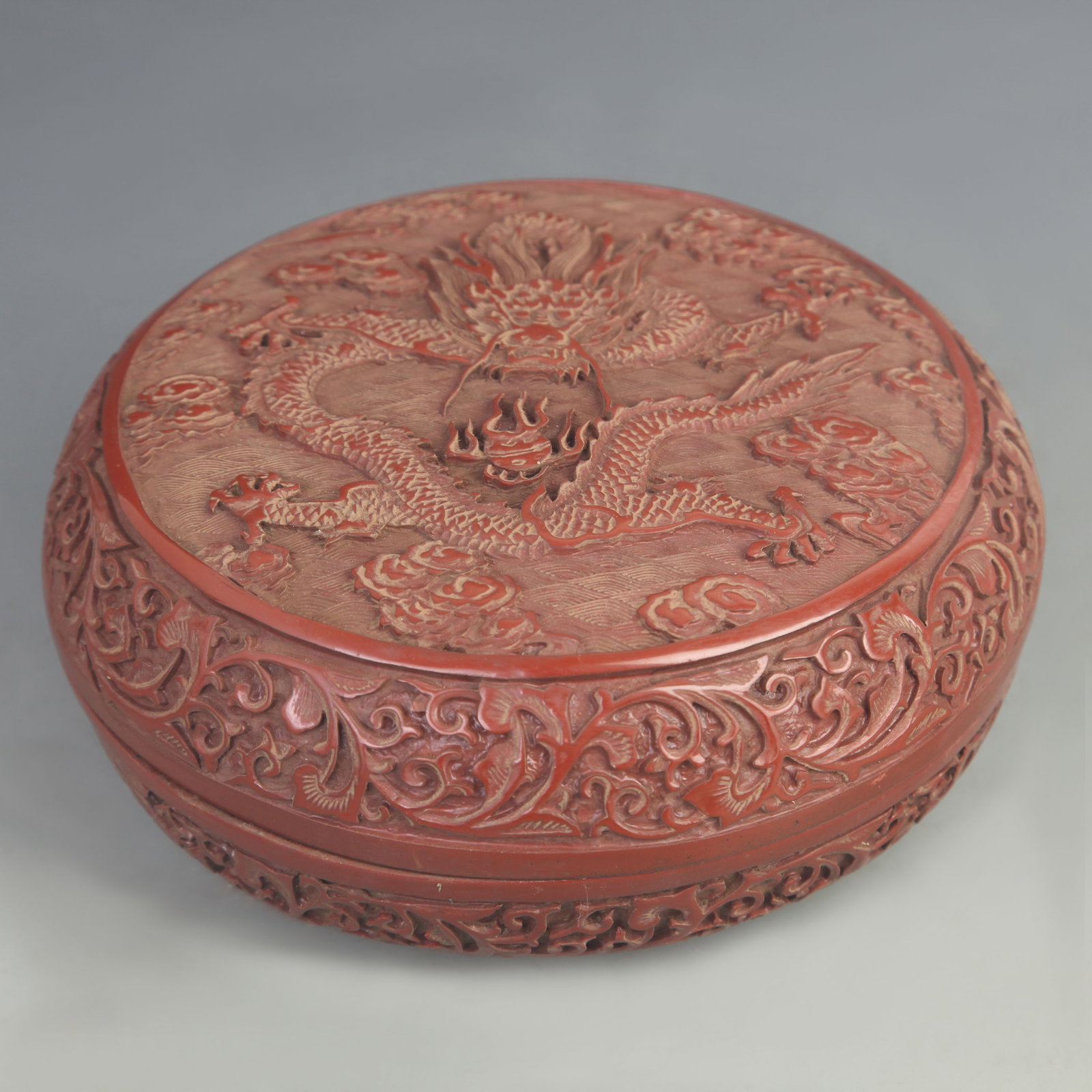 A FINE CARVED LACQUER MADE DRAGON PATTERN BOX