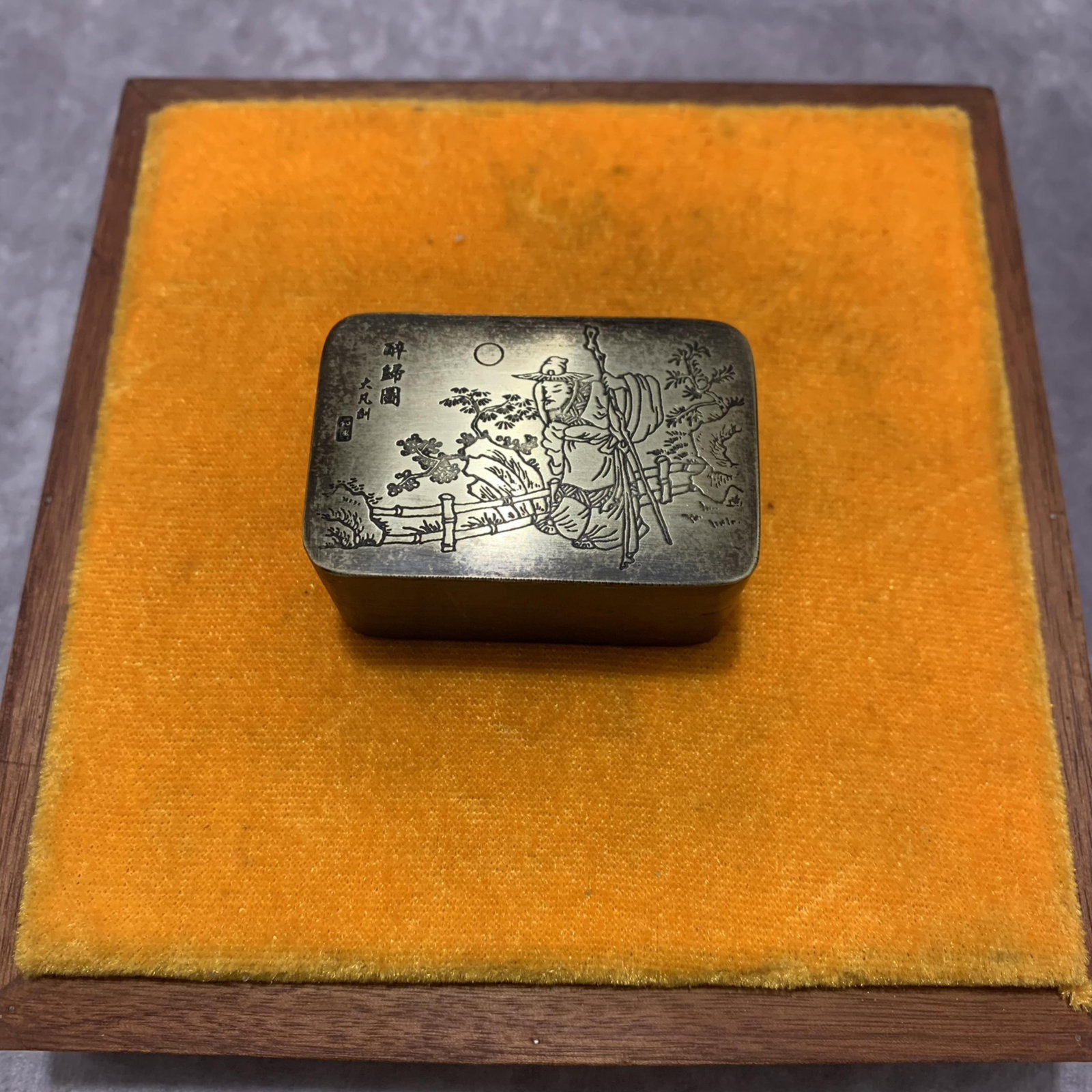 A FINELY CARVED BRONZE INK BOX