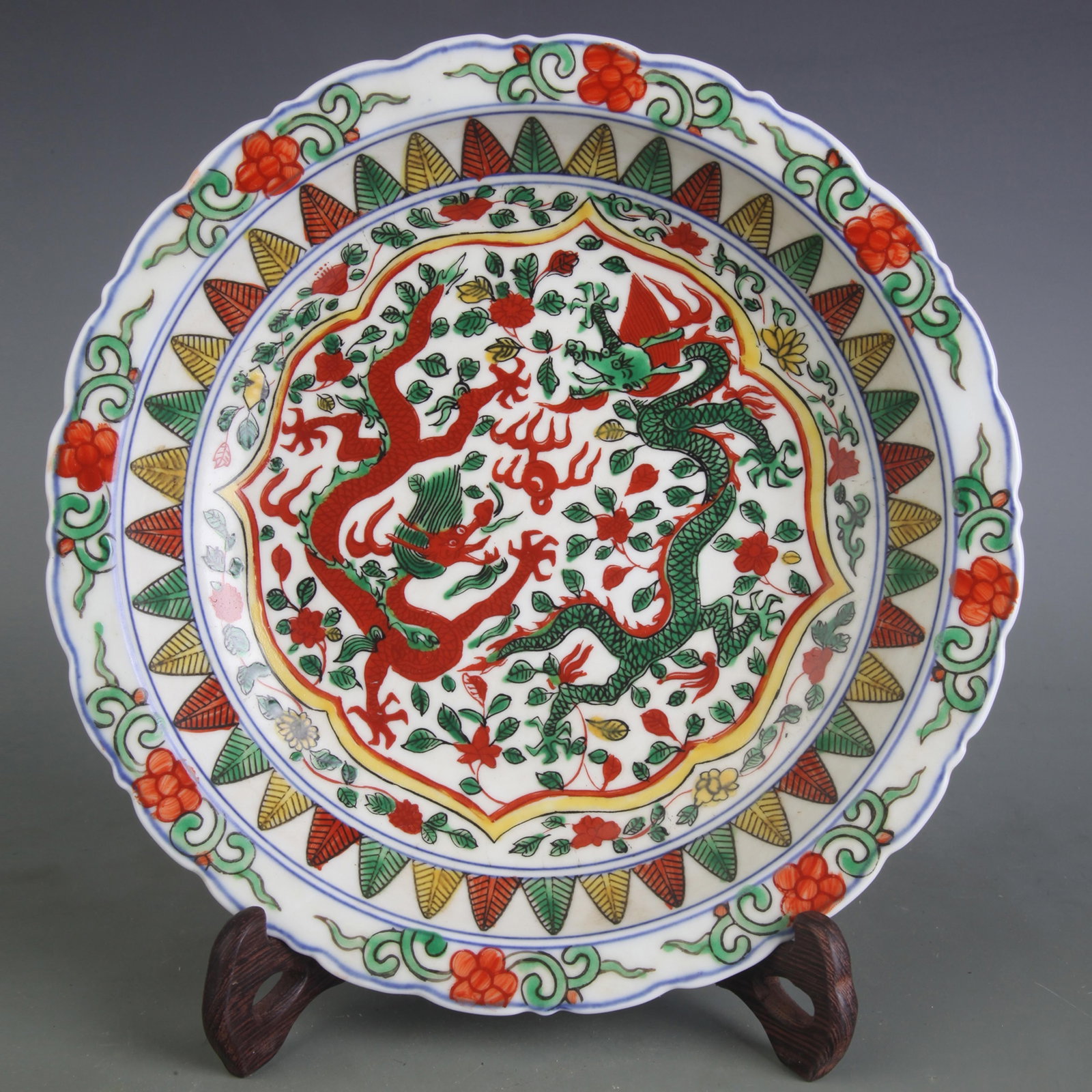 A FINE WU CAI GLAZED DRAGON PATTERN PORCELAIN PLATE