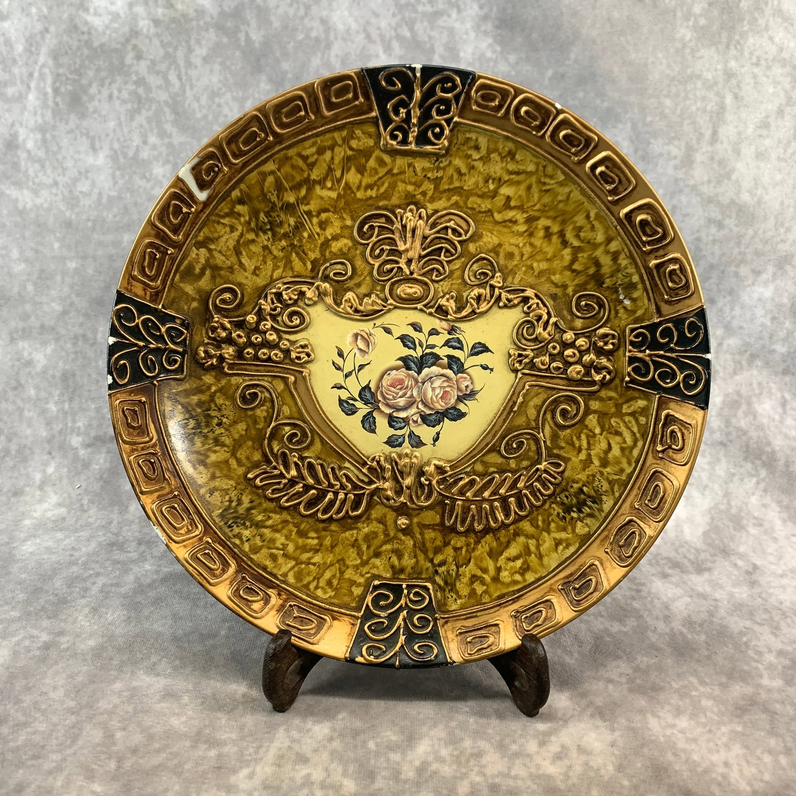 A FINE EUROPEAN MAJOLICA STYLE DECORATIVE PLATE: Republic Period; High: 1.1 inch; Diameter: 10.6 inch; Wooden base for diplay only