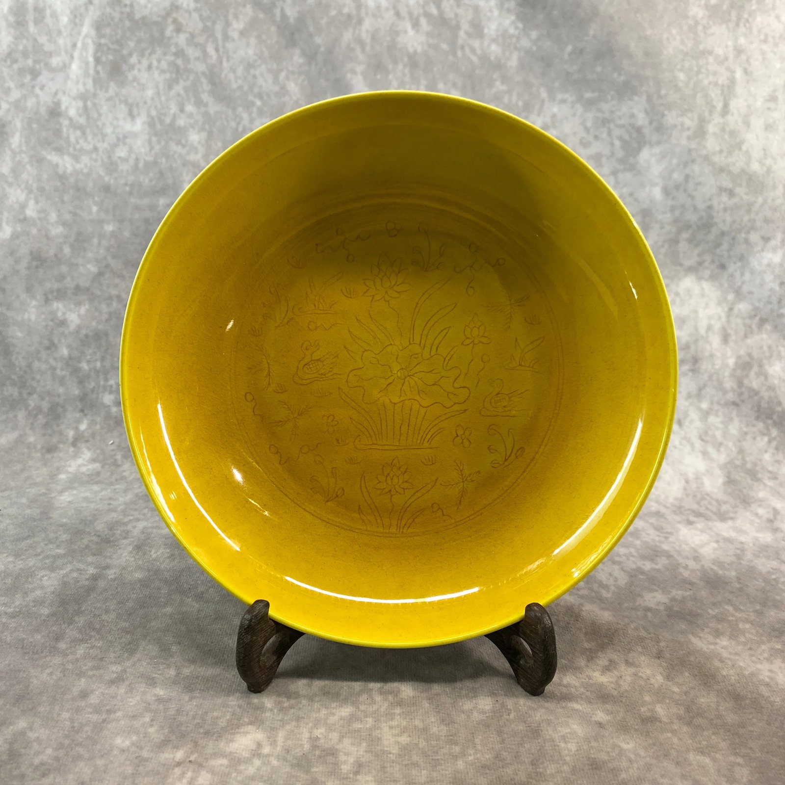 A FINE IMPERIAL-YELLOW GLAZED INCISED PORCELAIN BASIN