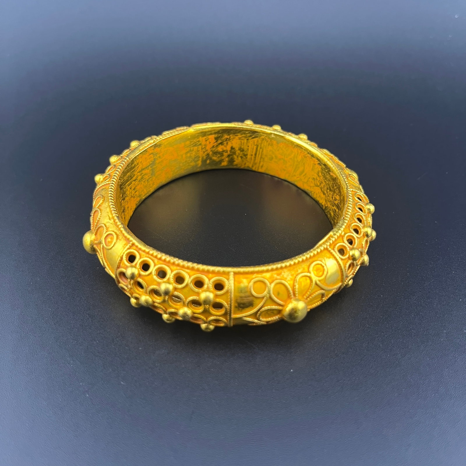 A FINE GILT BRONZE DRAGON BANGLE - 3