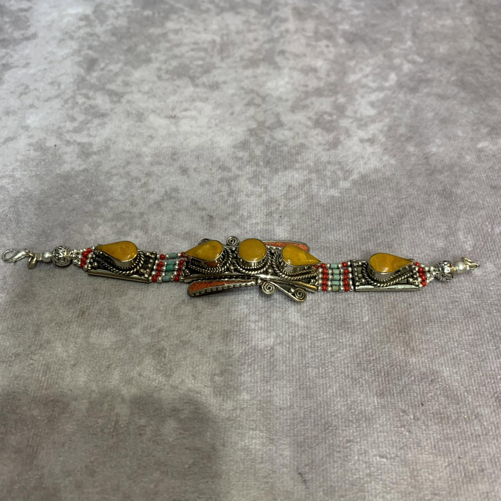 A FINE WHITE BRONZE BRACELET WITH GEMSTONES
