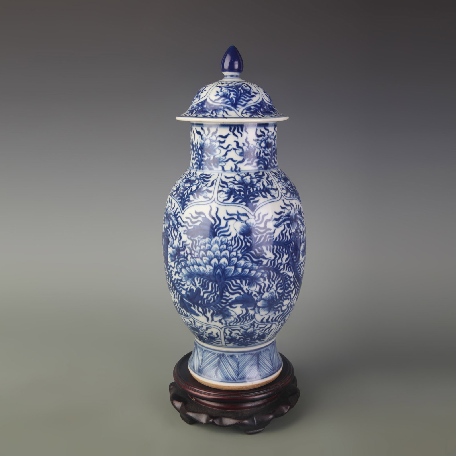 BLUE AND WHITE FLOWER PATTERN PORCELAIN JAR WITH LID